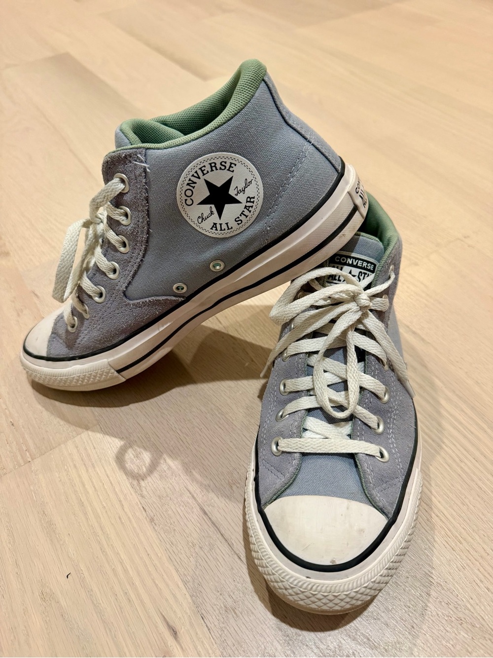 Converse High Top Sneakers in Light Blue with Green Lining unisex Hardly worn⭐️